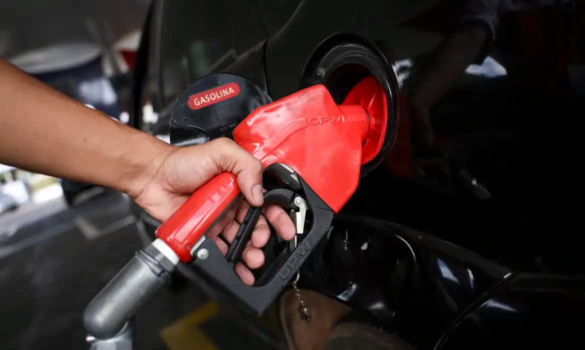 Cortes de orçamento levam ANP a reduzir coletas semanais de preços
