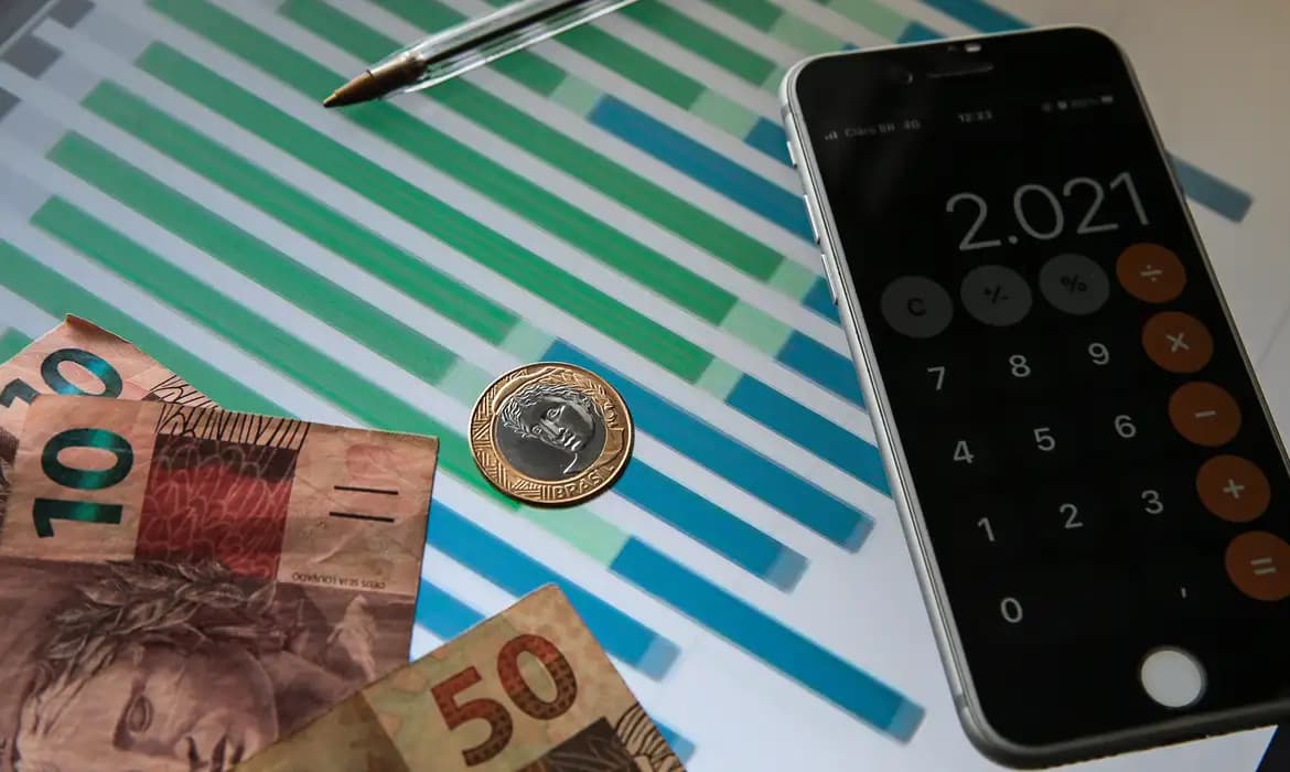 Com demanda interna aquecida, economia cresce 0,3% em maio, diz FGV