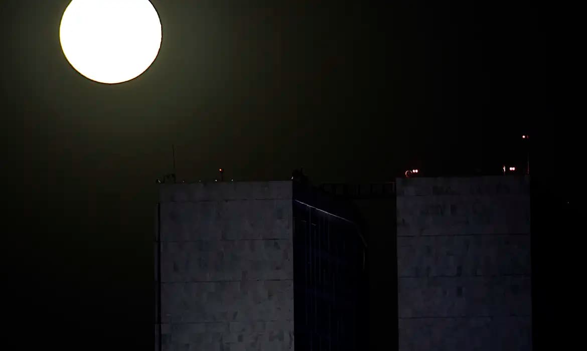 Primeira Superlua de 2024 pode ser vista nesta segunda-feira (19)