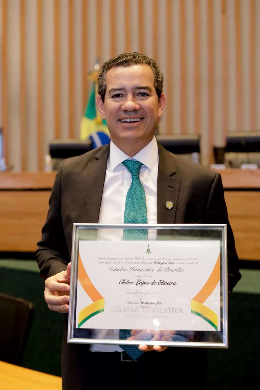 Cleber Lopes recebe título de Cidadão Honorário de Brasília em cerimônia marcada por emocionantes homenagens na CLDF
