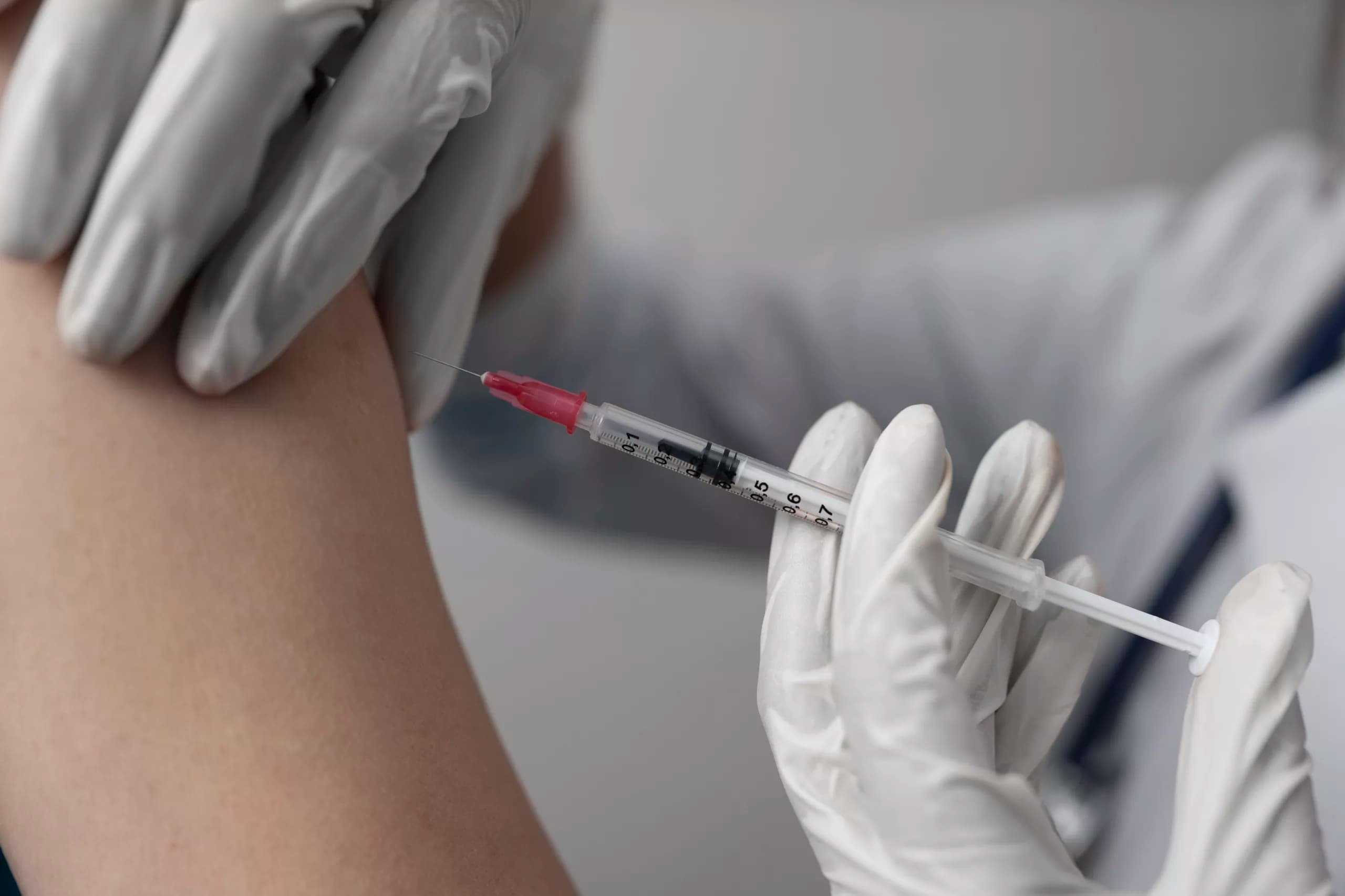Saúde negocia compra de 25 mil doses de vacina contra mpox