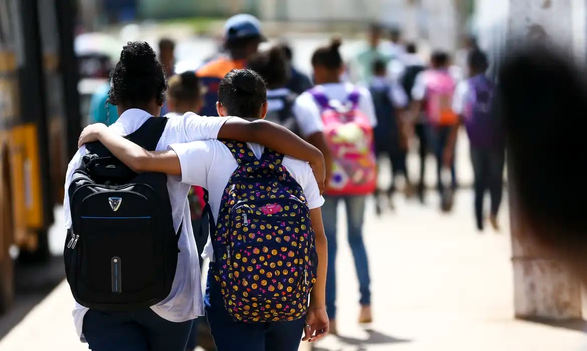 Brasil Foca em Melhorar Educação para Adolescentes em Seminário Internacional