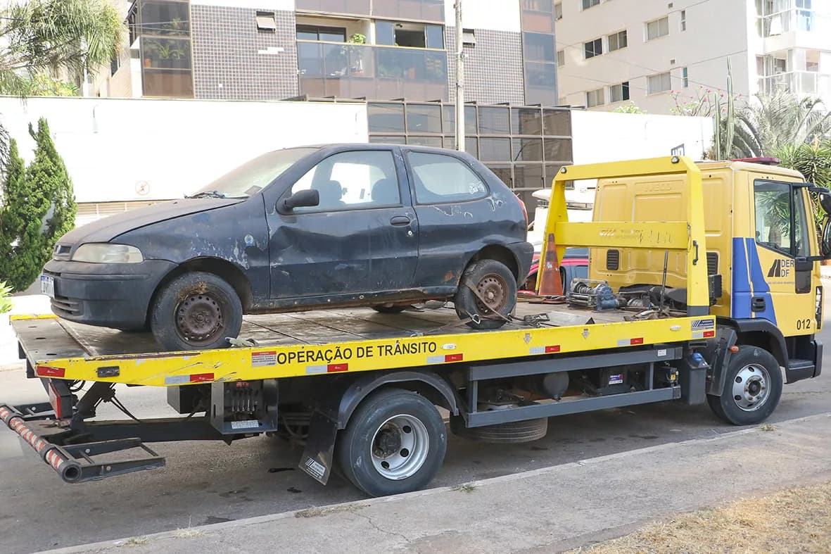 DF Livre de Carcaças remove mais de 40 veículos abandonados em Águas Claras