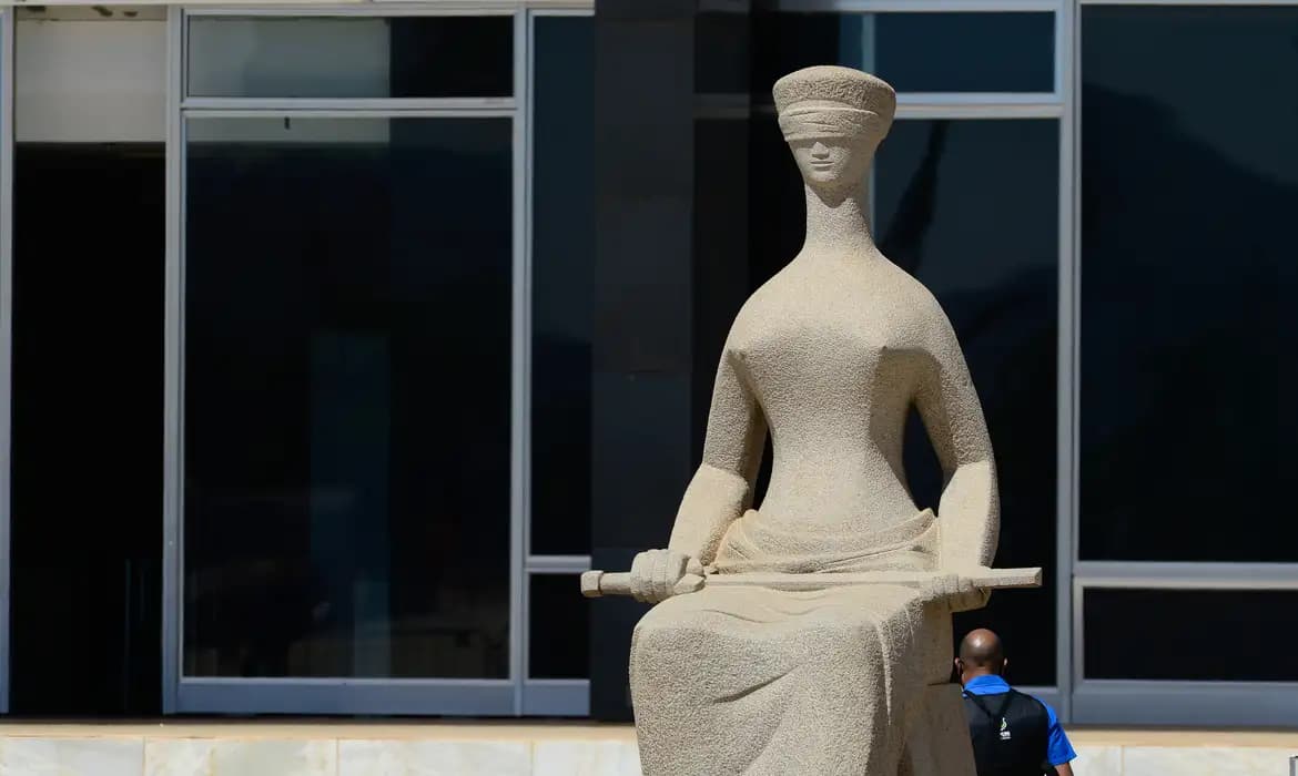 STF retoma julgamento de mulher que pichou estátua “A Justiça” durante atos de 8 de janeiro