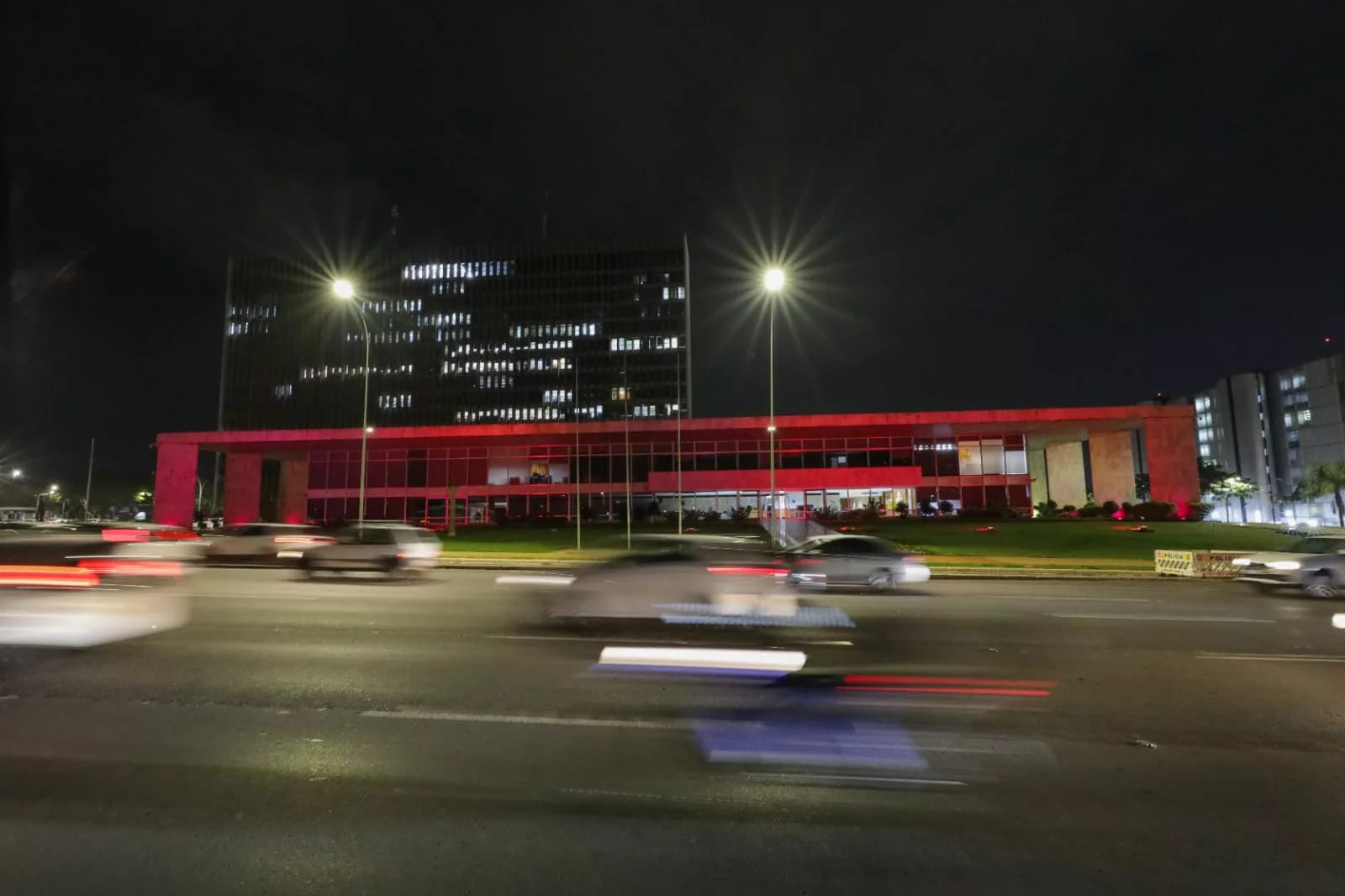 Palácio do Buriti se ilumina de rosa para alertar sobre o câncer de mama