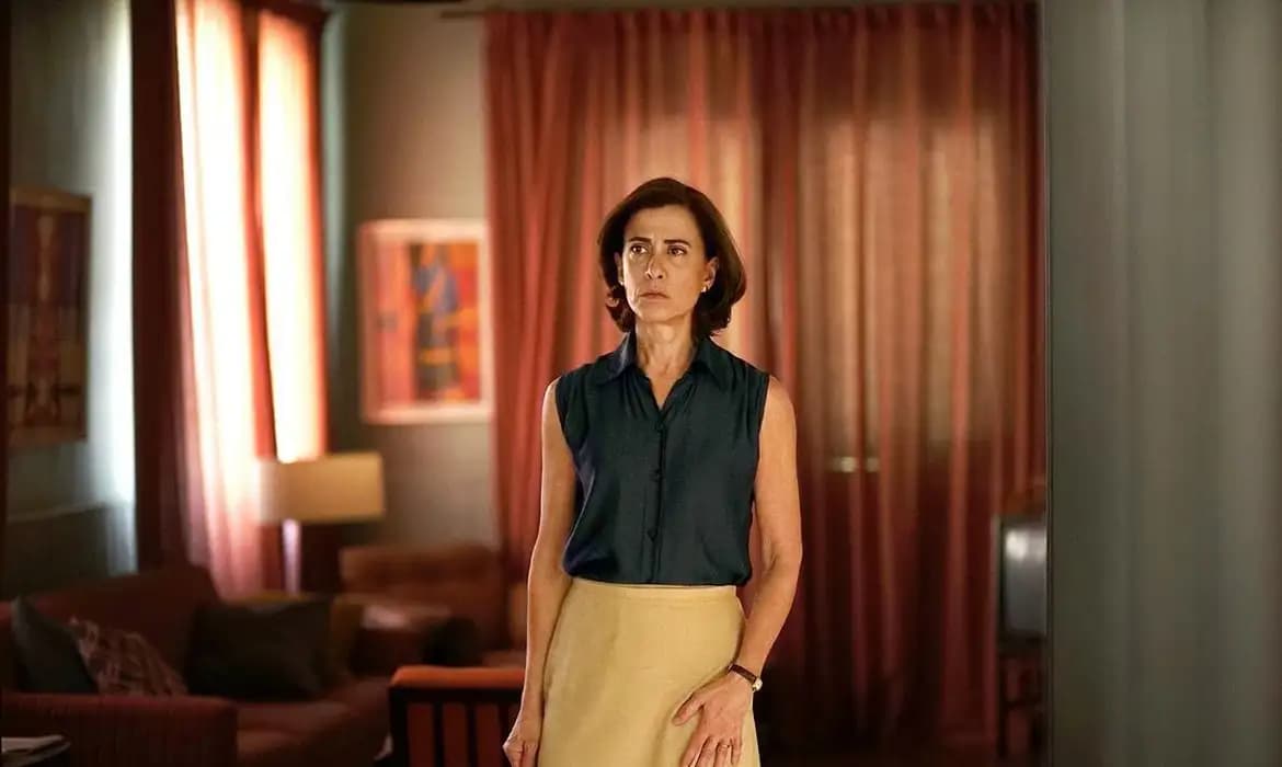 Fernanda Torres Recebe Premiação no Critics Choice Award por “Ainda Estou Aqui”