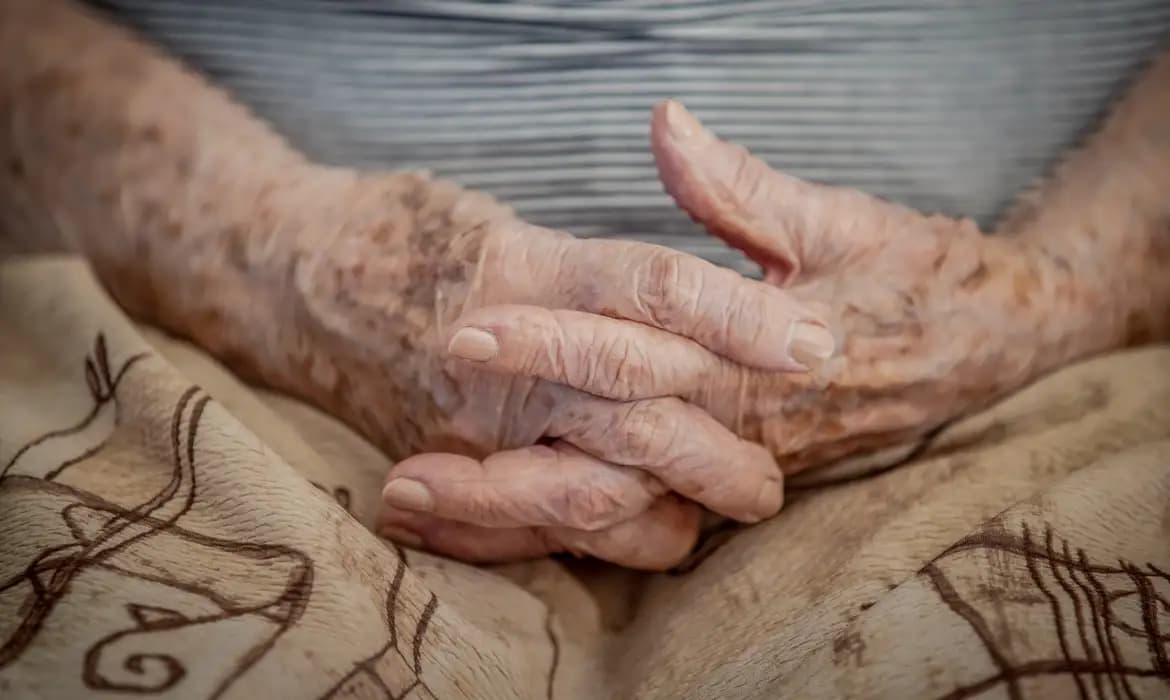 Anvisa aprova novo medicamento que retarda progressão do Alzheimer em estágios iniciais