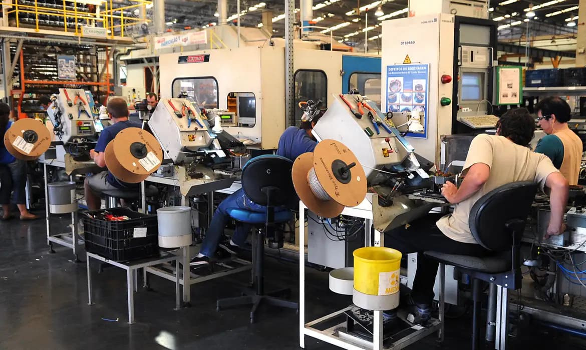 Setor industrial registra aumento de 75% nas contratações e jovens dominam novos postos