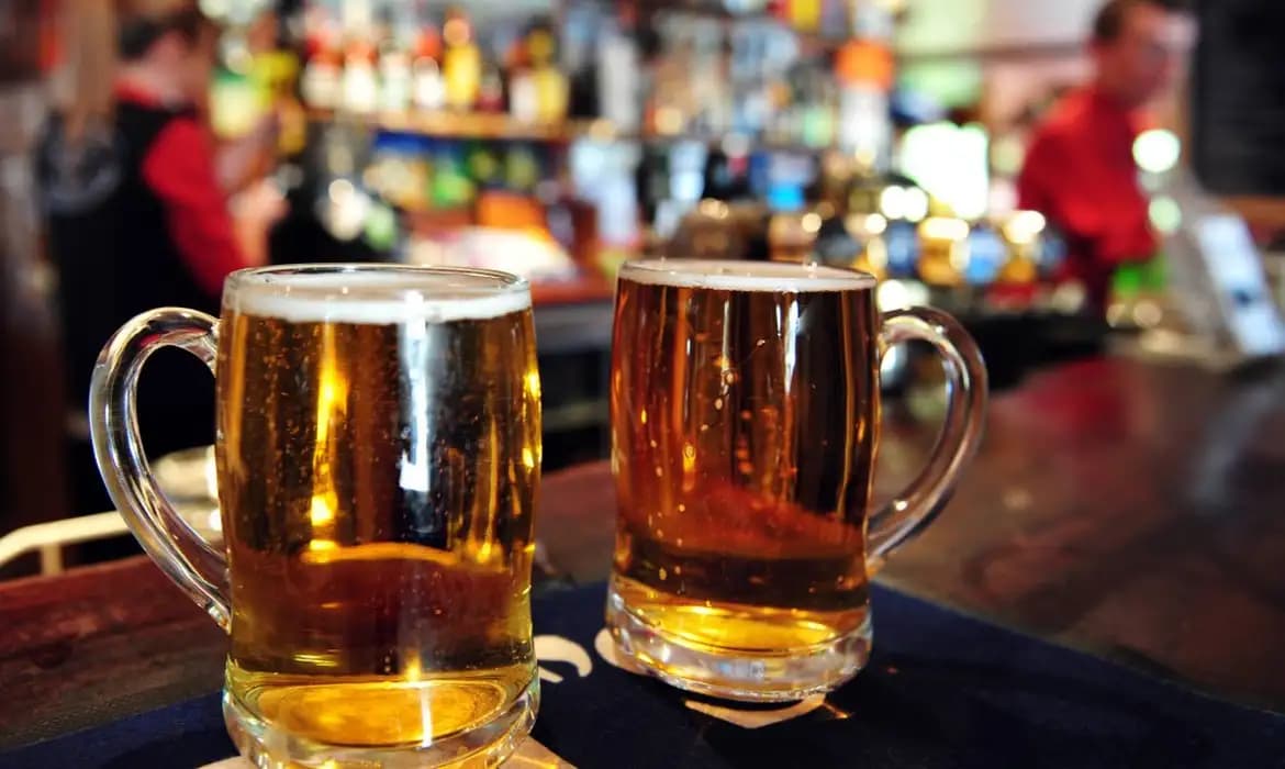 Consumo de álcool causa 12 mortes por hora no Brasil, revela estudo da Fiocruz