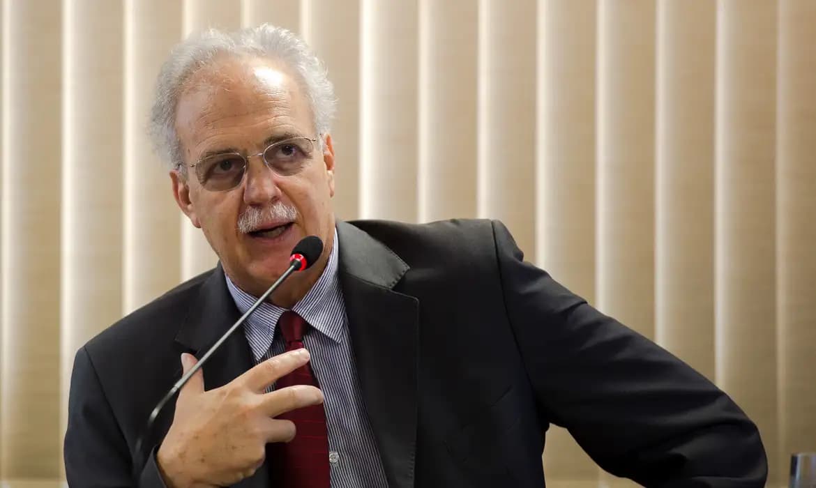 Climatologista Carlos Nobre alerta sobre mudanças climáticas e reforça a urgência na COP29