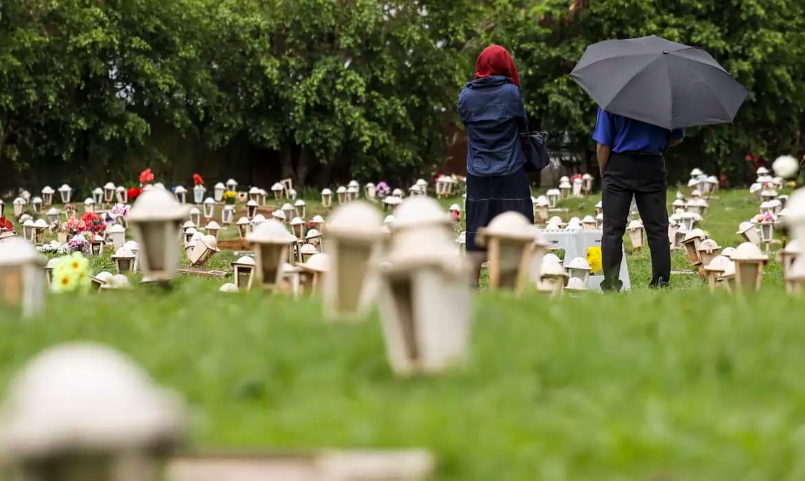 Dia de Finados atrai 600 mil visitantes aos cemitérios do DF em homenagem aos entes queridos