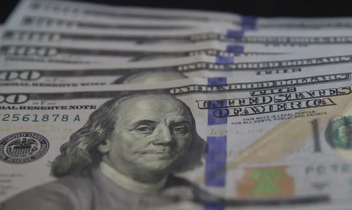 Dólar fecha próximo de R$ 6 após anúncio de pacote fiscal do governo federal