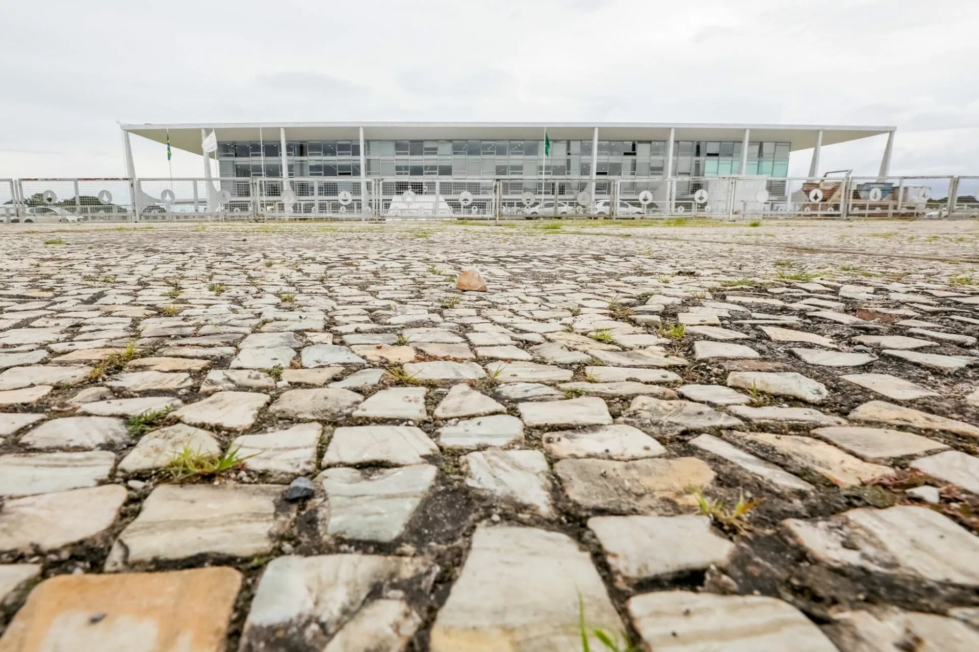 Restauro das pedras portuguesas da Praça dos Três Poderes revitaliza patrimônio histórico