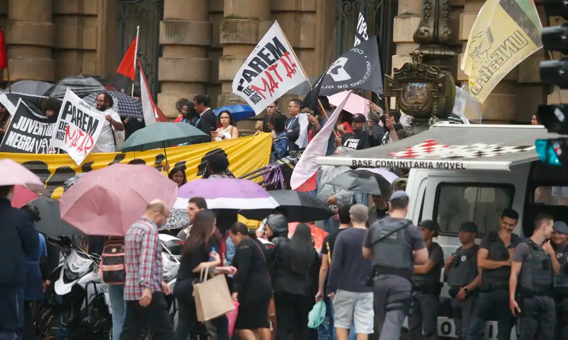Manifestação em São Paulo exige mudanças na segurança pública e a saída de secretário