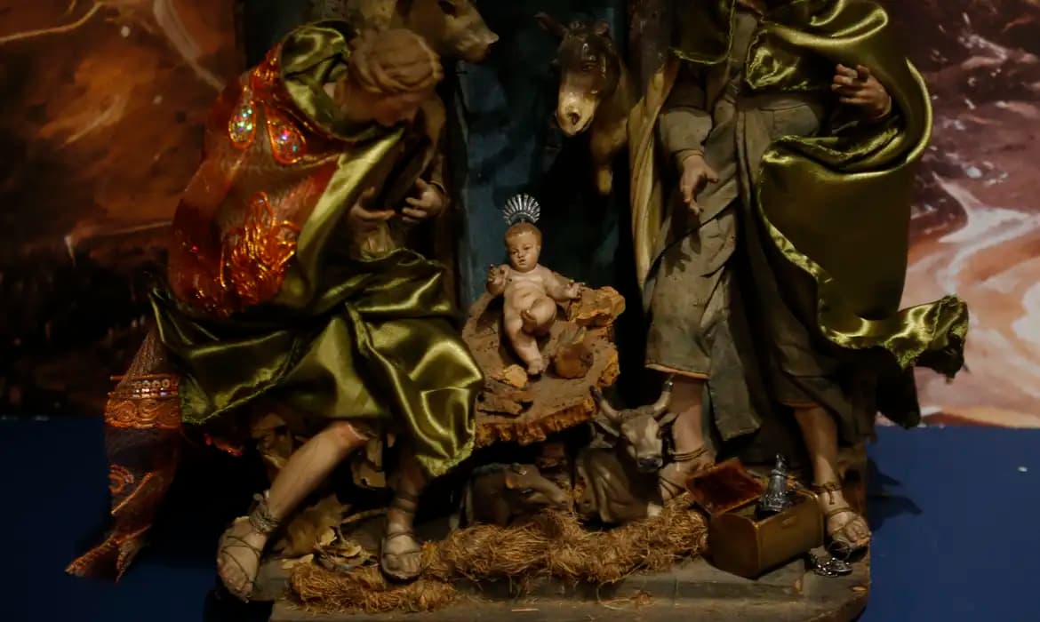 Menino Jesus de Aleijadinho brilha em exposição de presépios em São Paulo