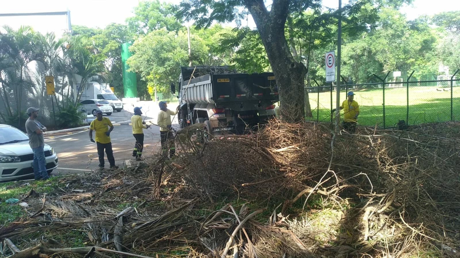 Força-tarefa reforça limpeza em Brasília para as festas de fim de ano