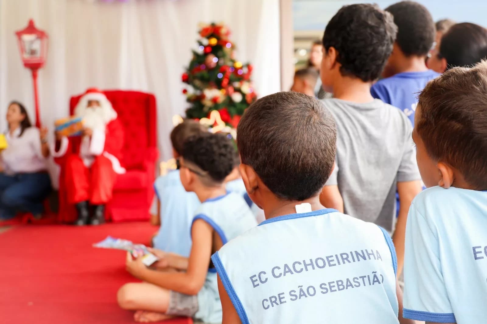 Papai Noel dos Correios entrega presentes e renova sonhos de alunos no DF