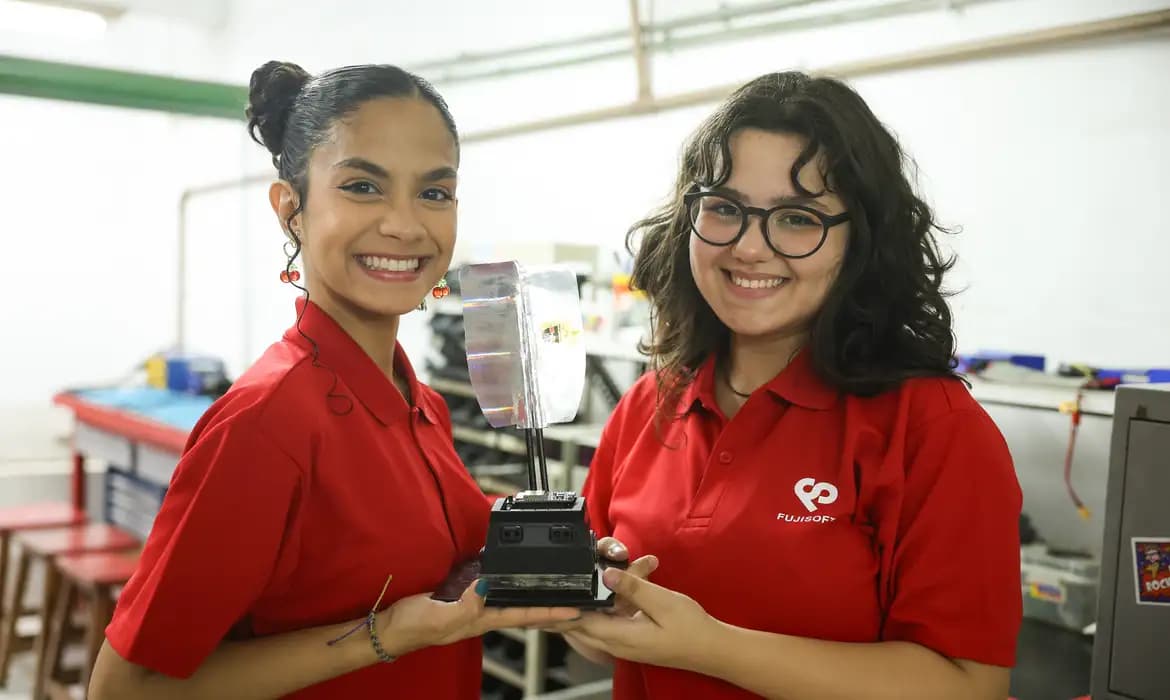 Estudantes brasileiras vencem Torneio Mundial de Sumô de Robôs no Japão