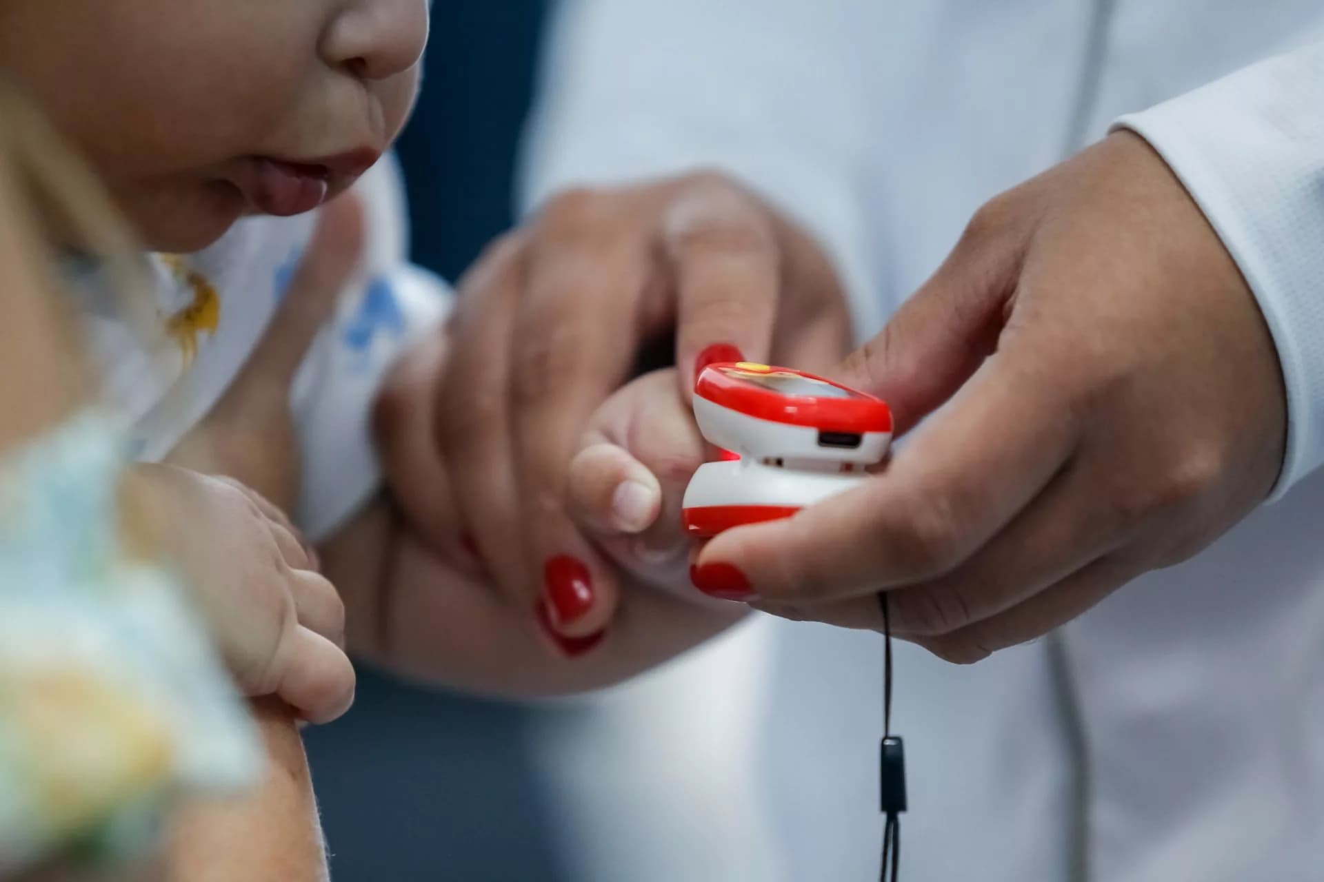 IgesDF abre seleção para médicos com salários de até R$ 17 mil e benefícios atrativos