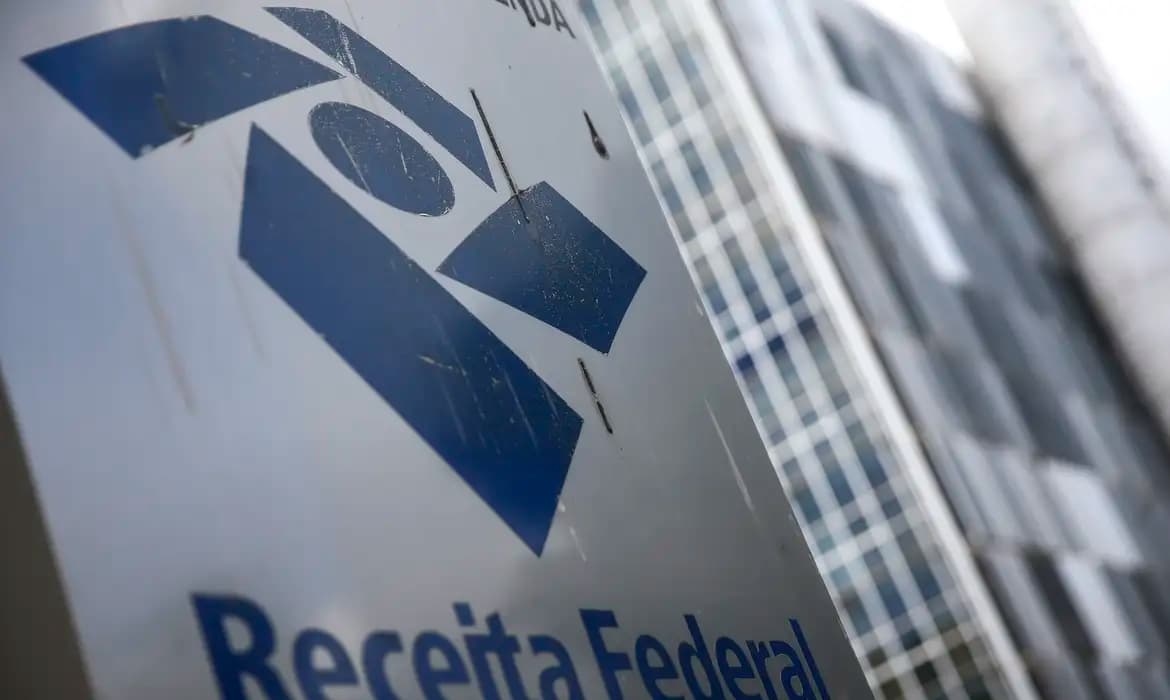 Receita Federal alerta para golpes com taxas falsas sobre o pix