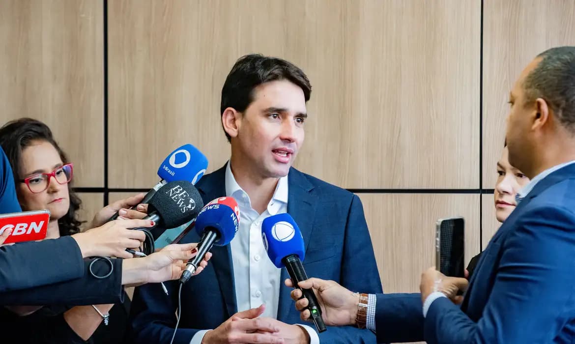 Fusão entre Azul e Gol pode reduzir preço de passagens, diz ministro
