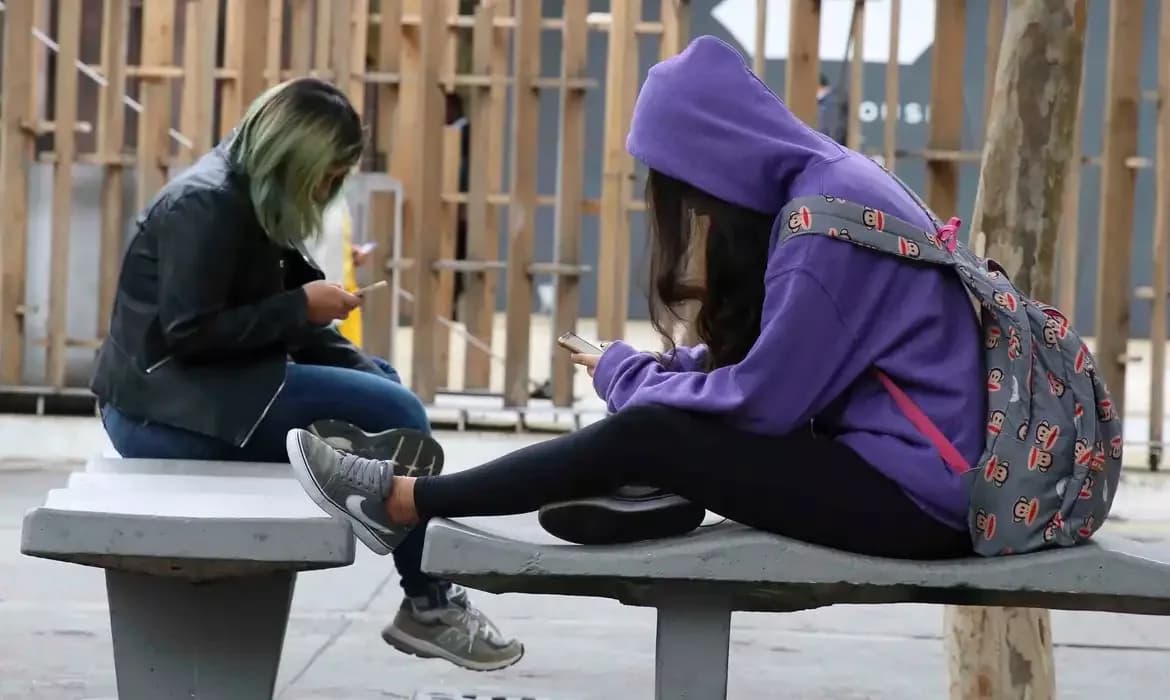 GDF lança guia para uso consciente de celulares nas escolas