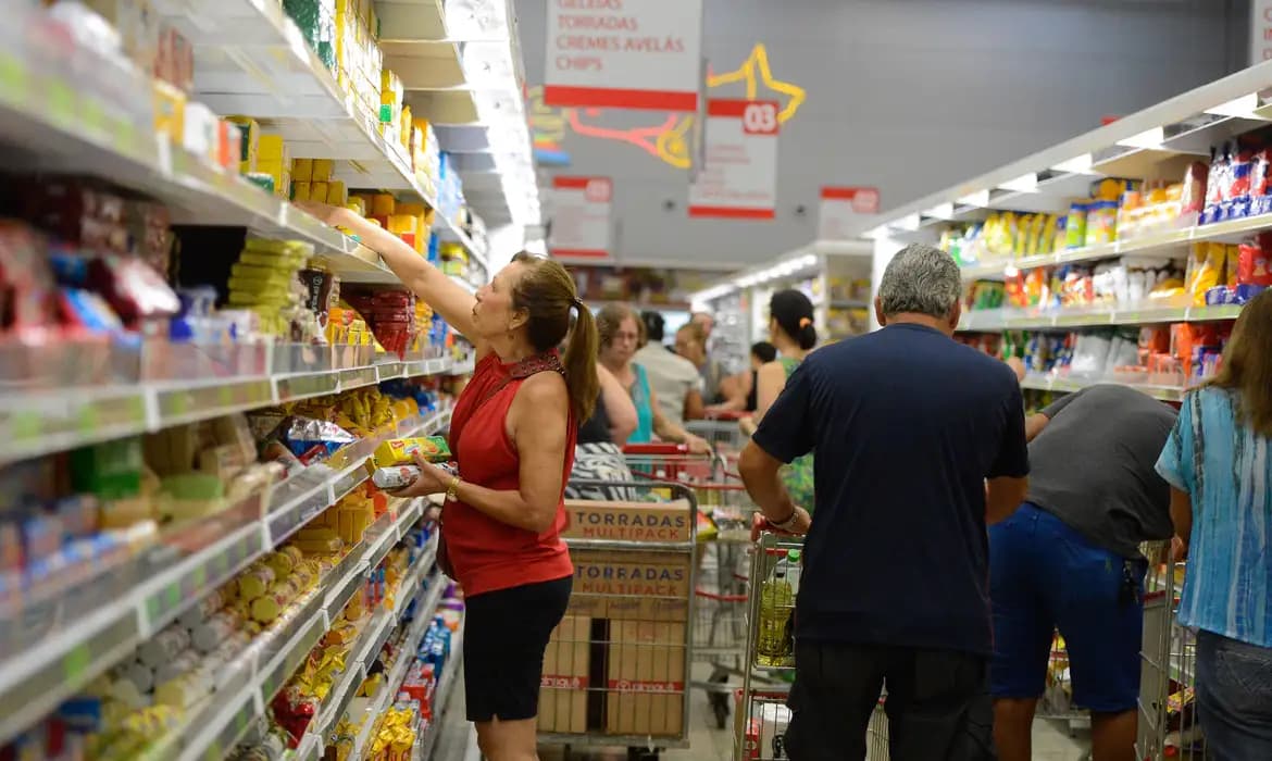 Prévia da inflação de fevereiro é de 1,23% e tem maior alta desde 2022