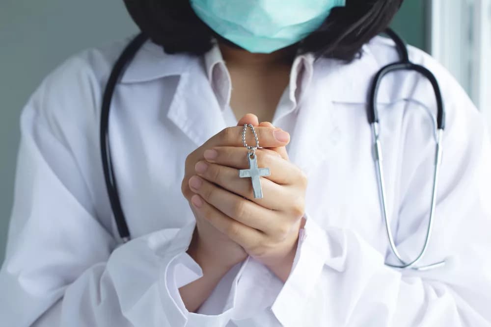 CFM cria Comissão de Saúde e Espiritualidade para estudar impacto da fé na recuperação de pacientes