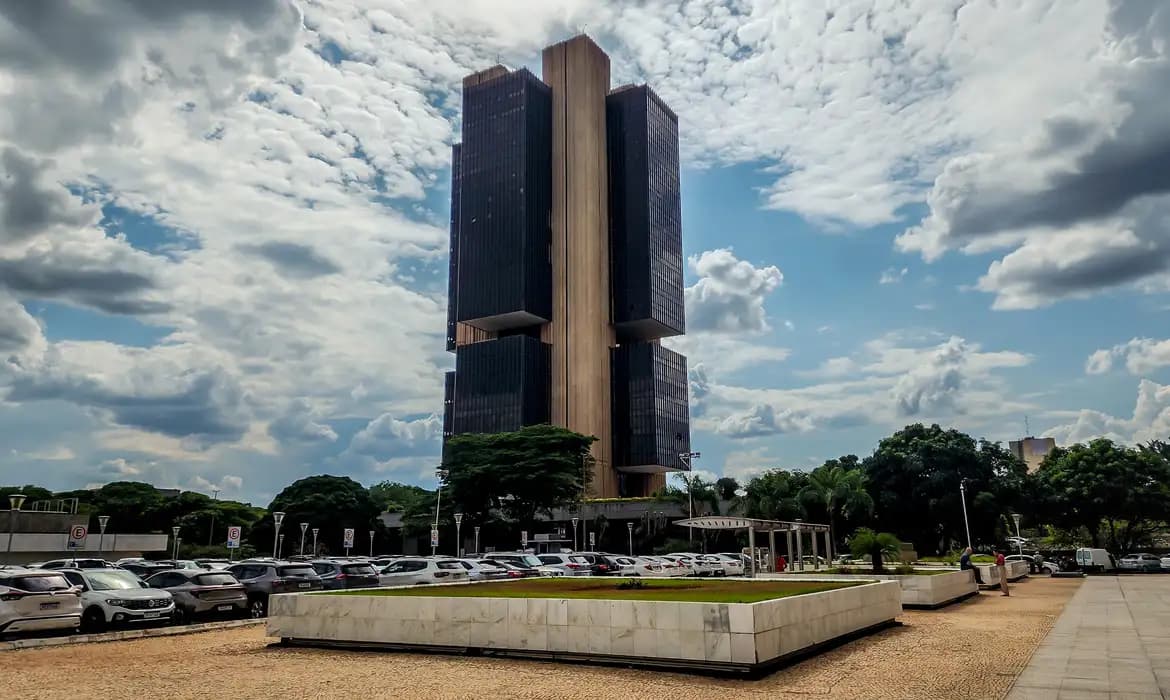 Copom eleva Selic para 14,25% ao ano e reforça controle da inflação