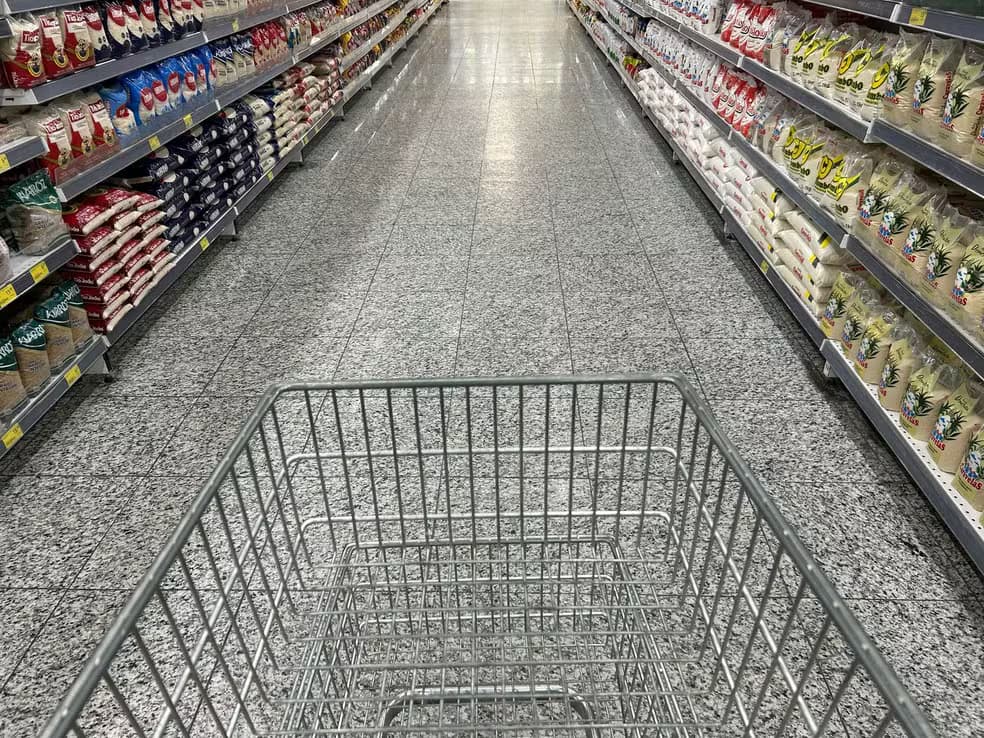 Alta no preço dos alimentos no Brasil em 2025 reflete impactos climáticos, dólar forte e aumento da demanda