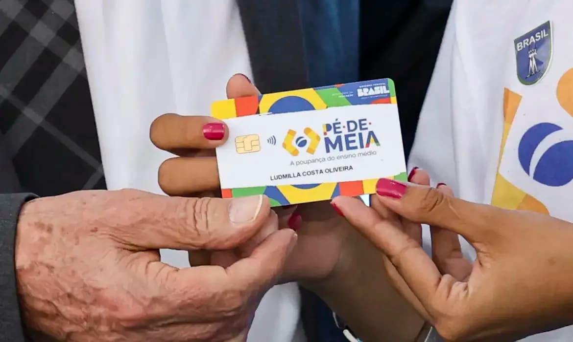 Programa Pé-de-Meia inicia pagamentos para estudantes do ensino médio em todo o Brasil