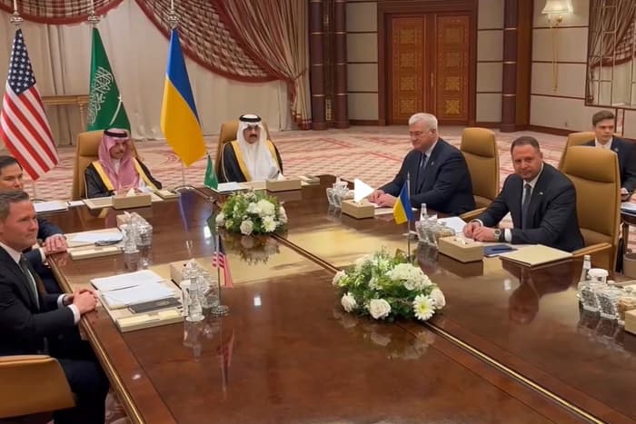 EUA e Ucrânia iniciam negociações de paz após ataque a Moscou