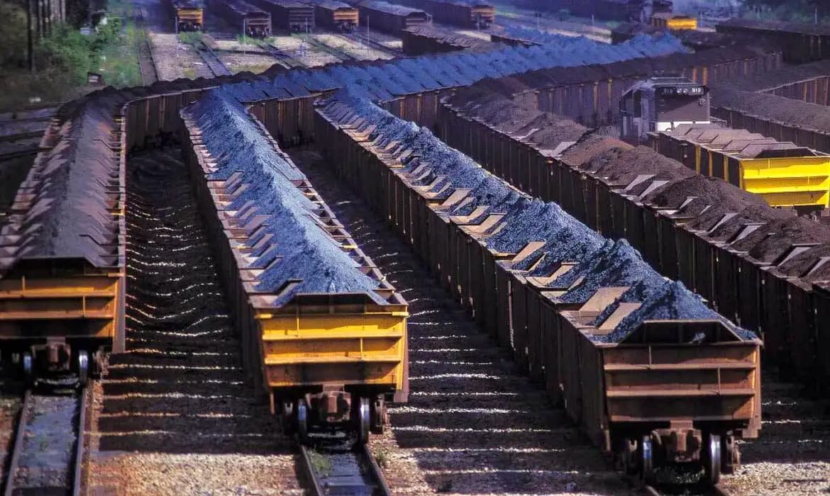 Fazenda eleva projeção do PIB para 2,4% em 2025