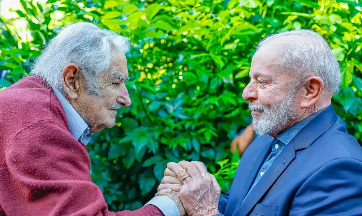 Lula lamenta morte de Mujica: “Doçura e luta política juntas”