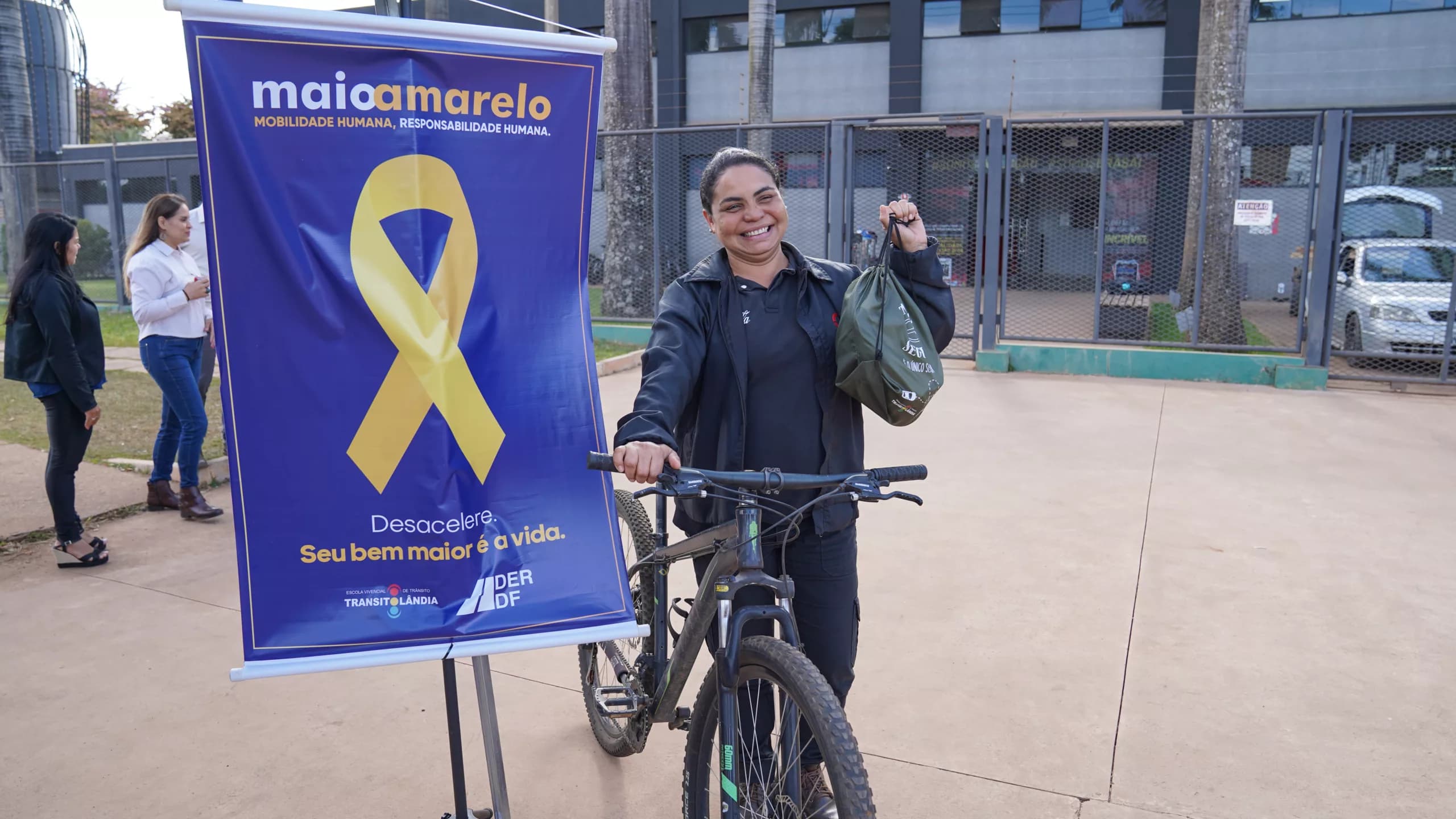 Maio Amarelo: DF distribui kits de segurança para ciclistas