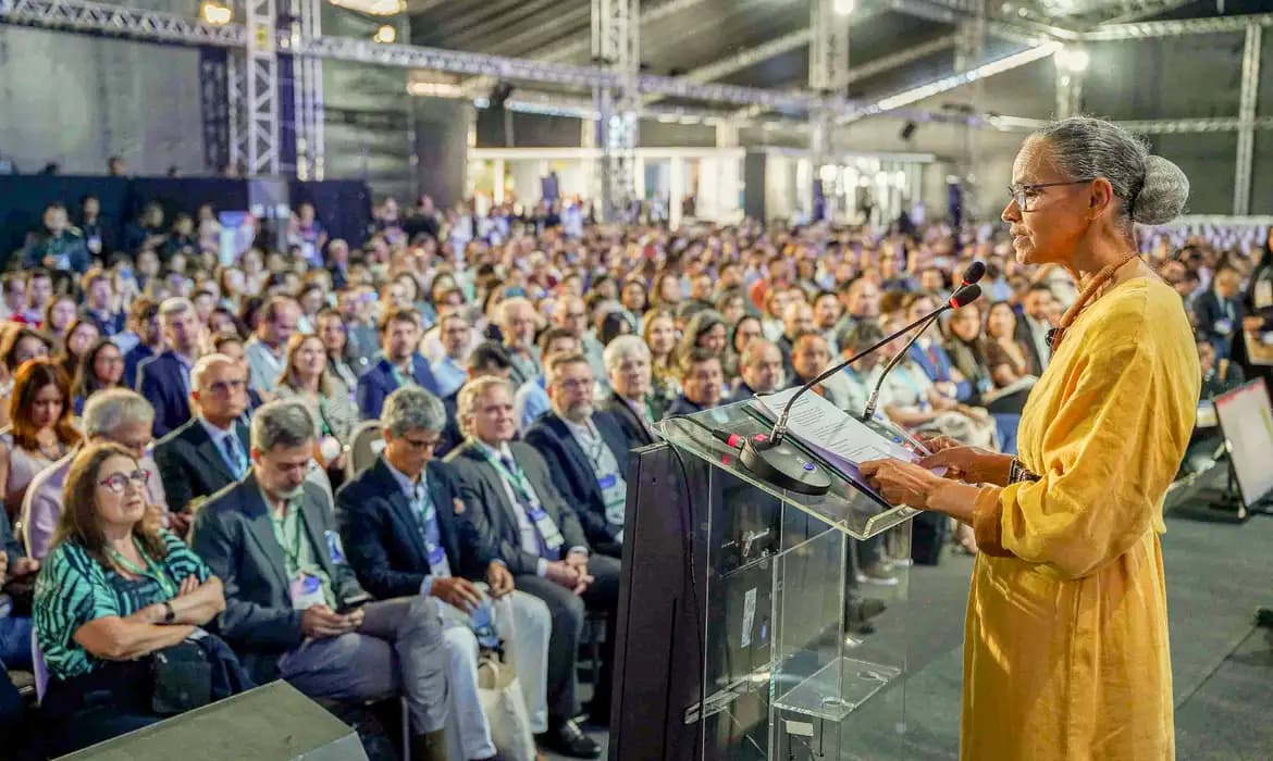 Marina Silva cobra ação política para universalizar saneamento até 2030