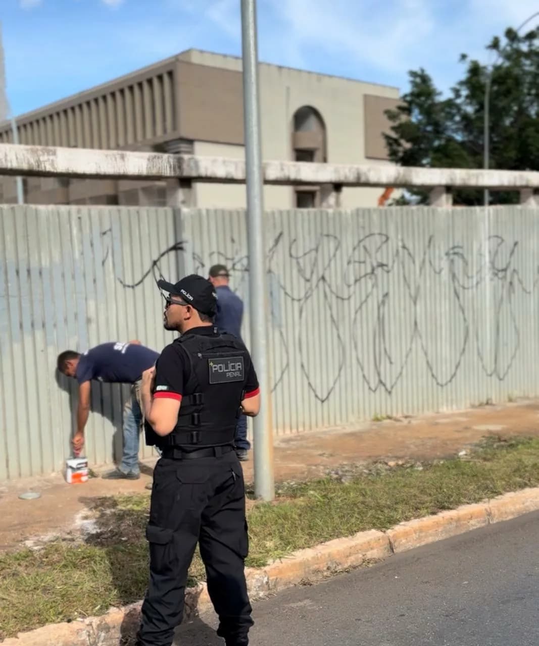 Presos pintam e apagam pichações de facção em Brasília