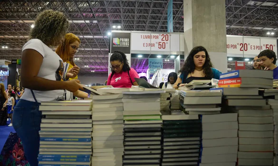 Setor editorial cresce abaixo da inflação em 2024