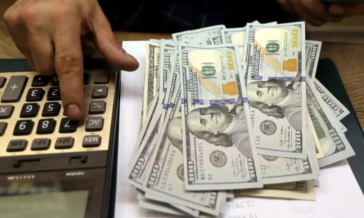 Ameaças de Trump à China impulsionam dólar a R$ 5,71