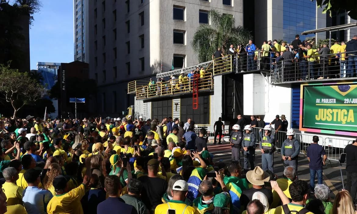 Apoiadores de Bolsonaro protestam em SP contra julgamento no STF.
