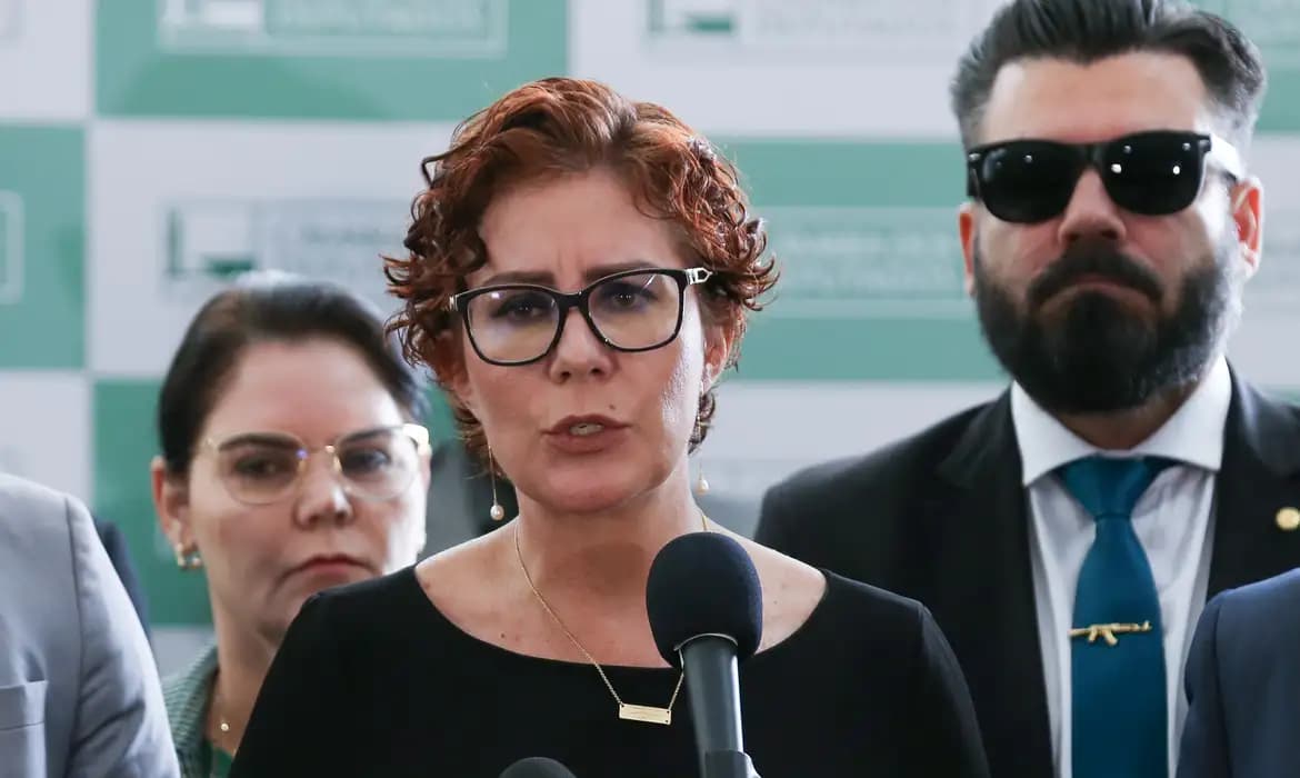 Câmara concede licença a Zambelli, foragida da Justiça