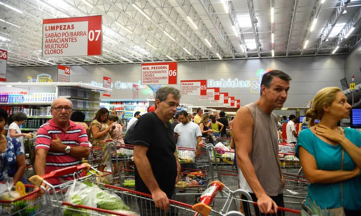 Consumo das Famílias Tem Leve Alta em Junho, Aponta Pesquisa da CNC