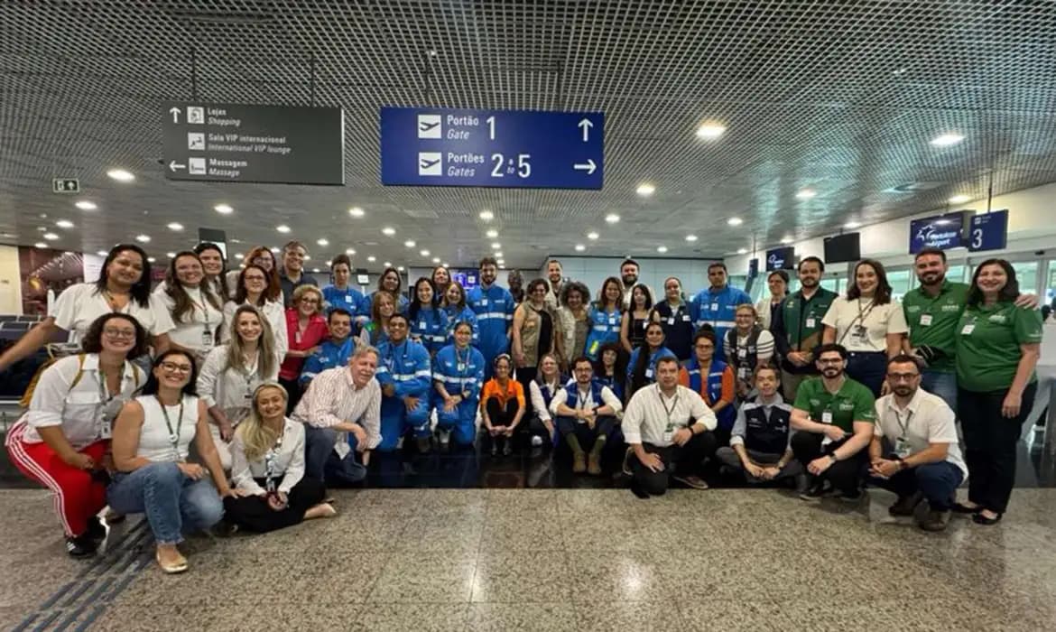 Fortaleza recebe 120 brasileiros repatriados dos EUA