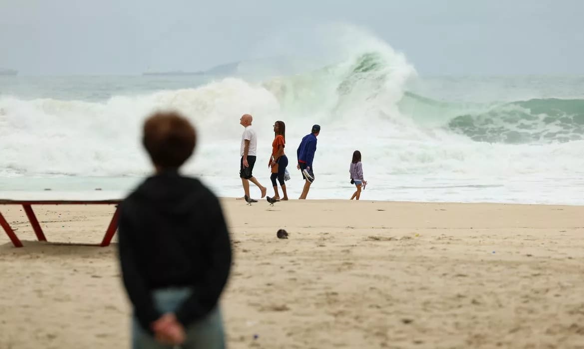 Frente fria derruba temperatura no Rio; Marinha alerta para ressaca no litoral
