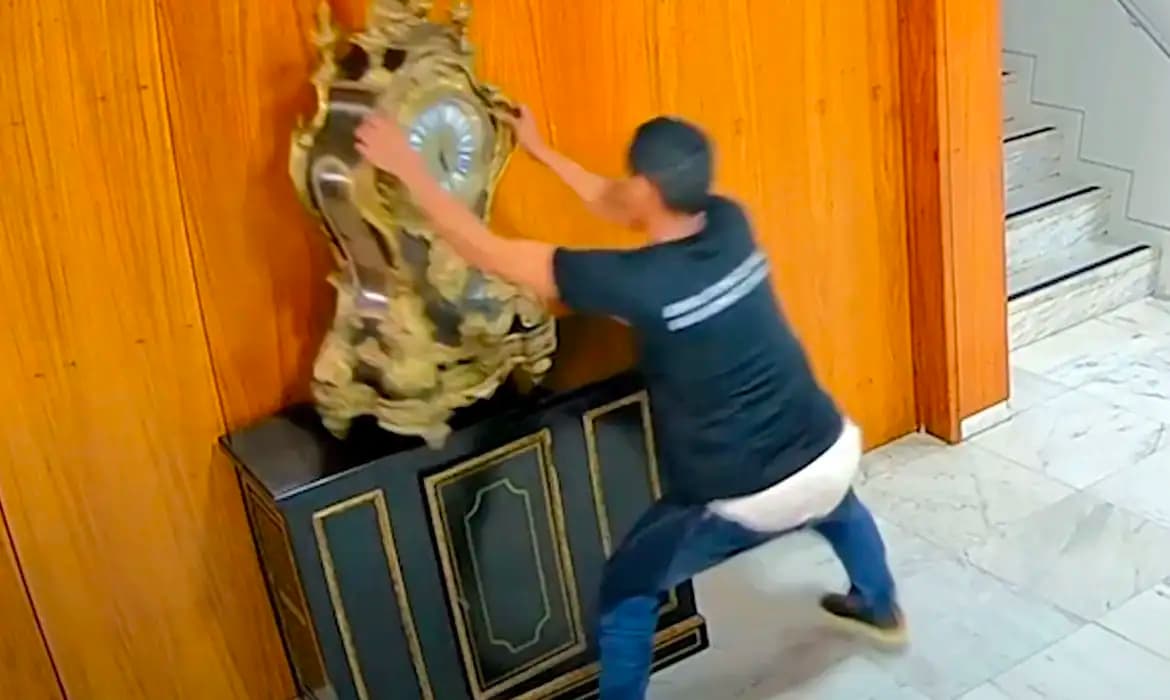 Homem que destruiu relógio histórico no Planalto ganha liberdade condicional