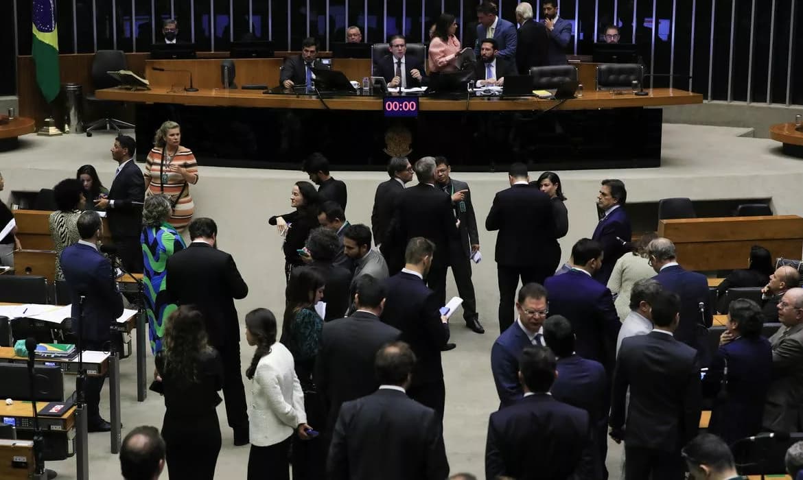 IOF: Governo avalia ir ao STF após Congresso derrubar decreto; AGU se manifesta