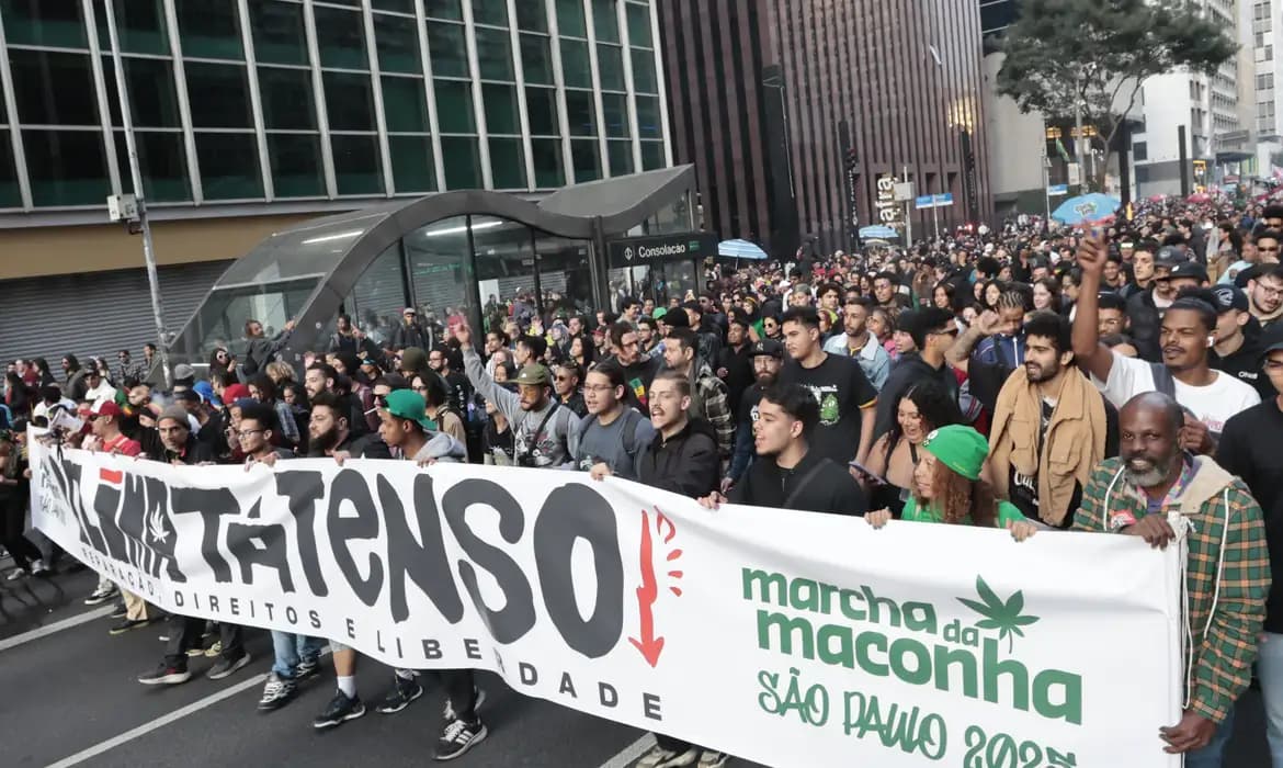 Legalização da Maconha: Manifestação em SP reúne milhares