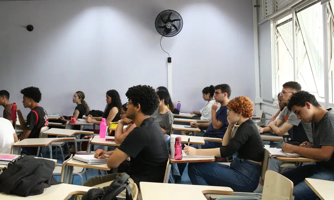 MEC triplica apoio a cursinhos populares: 15 mil alunos beneficiados