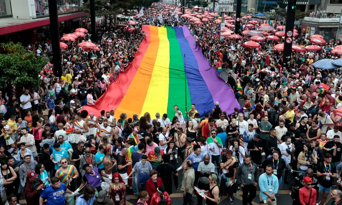 Parada LGBT+ de SP: Envelhecimento em foco na maior festa da diversidade