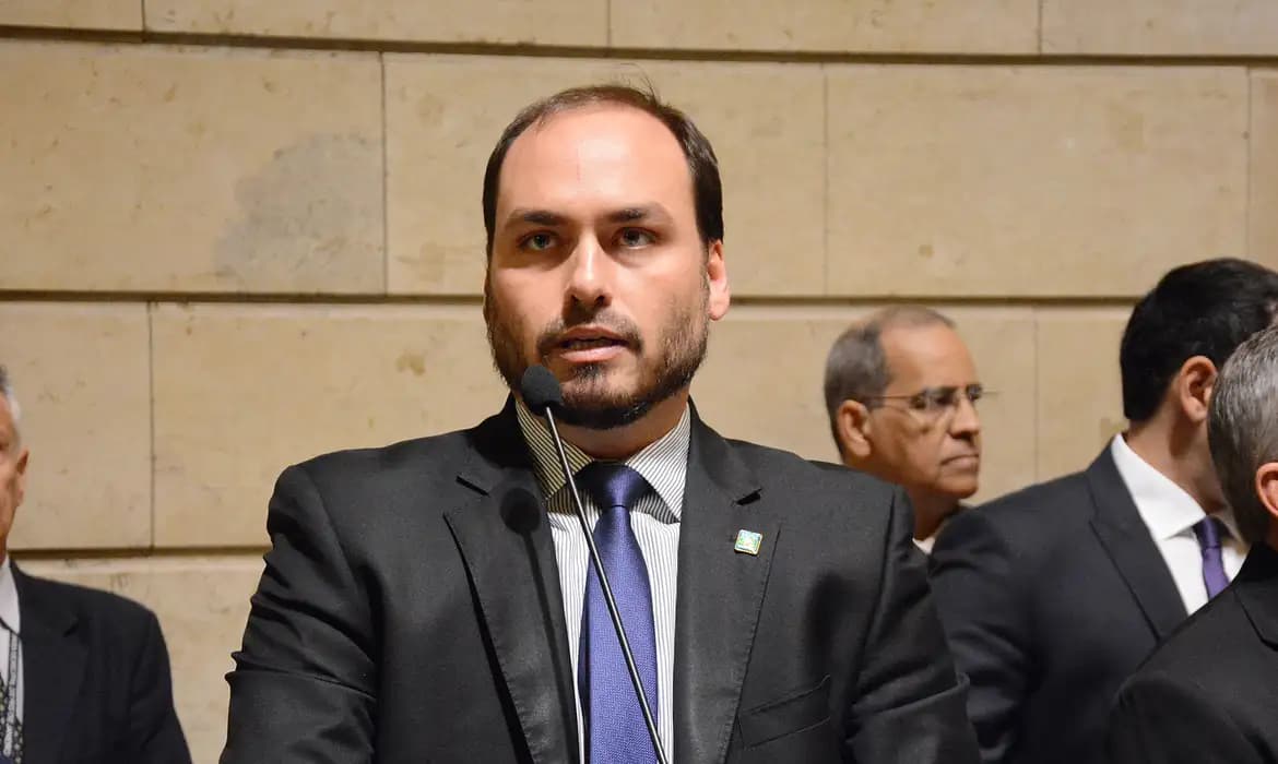 PF indica Bolsonaro e Carlos por organização criminosa na Abin